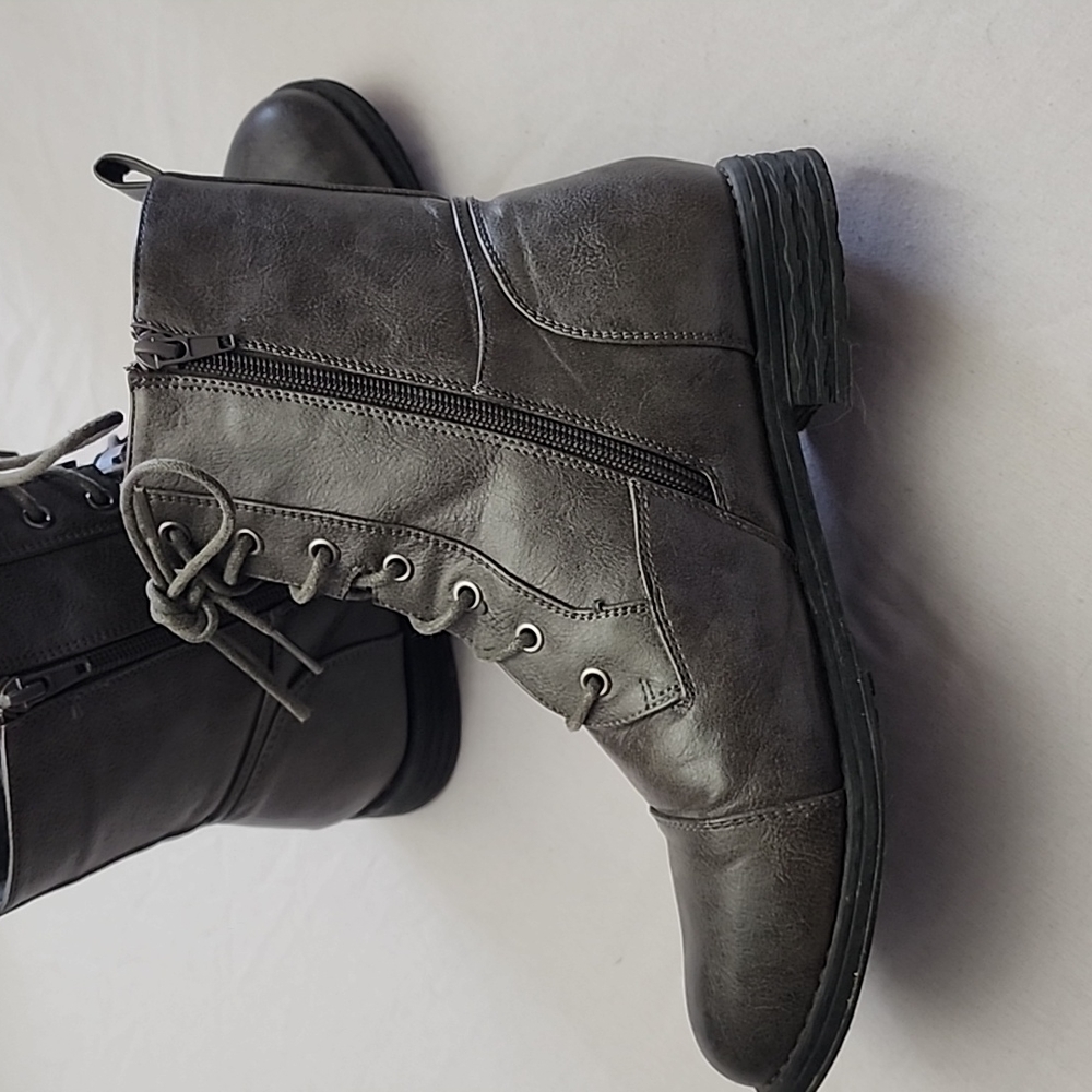 Womans boots - Picture 3 of 3